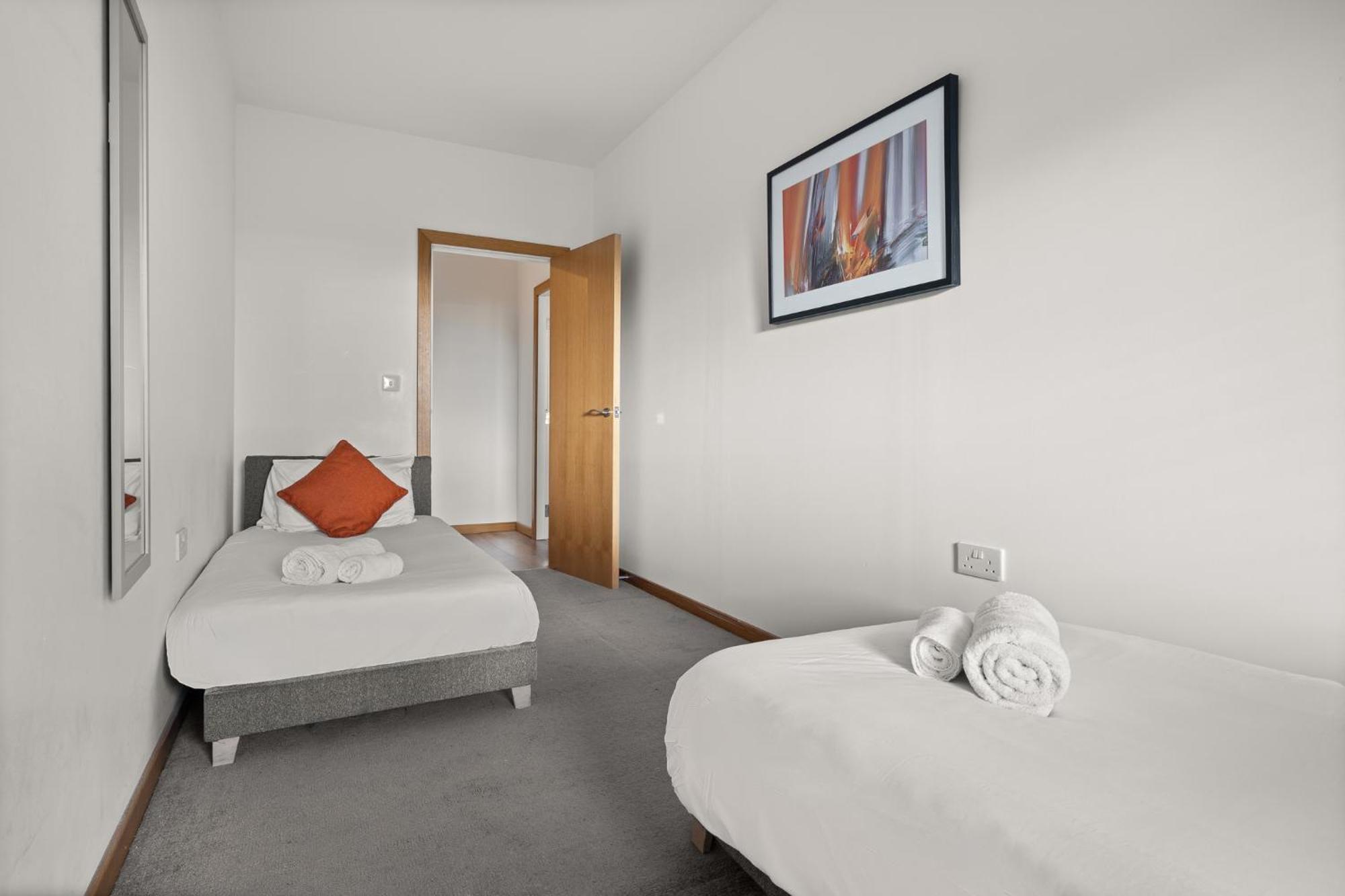Comfortable Modern Apartment In Swindon, Free Parking Sleeps Up To 5 Екстериор снимка