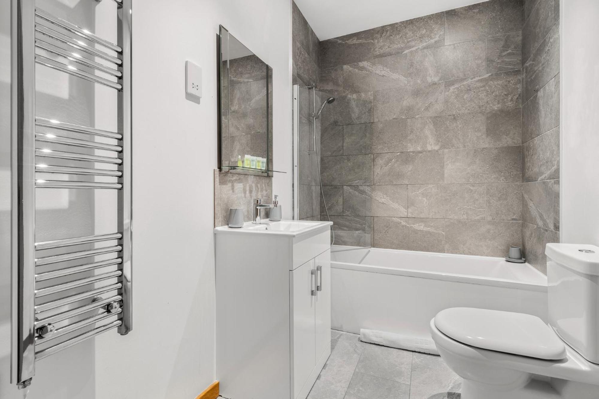 Comfortable Modern Apartment In Swindon, Free Parking Sleeps Up To 5 Екстериор снимка
